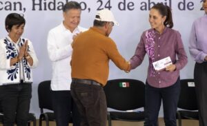 Presidenta entrega tarjetas de Programas para el Bienestar en Hidalgo