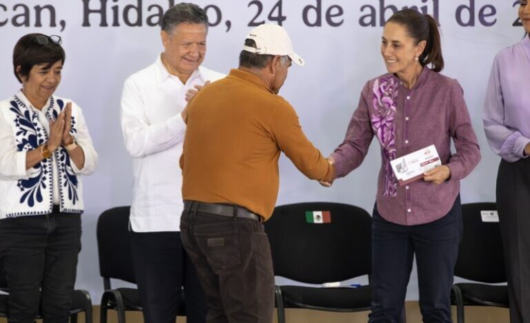 Presidenta entrega tarjetas de Programas para el Bienestar en Hidalgo