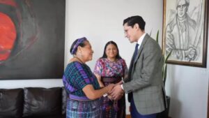 México nombra a Rigoberta Menchú como asesora clave en política exterior