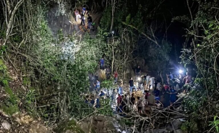 Camión Cayó en un Barranco en Tenango, Municipio de Tepehuacán de Guerrero, Hidalgo. Saldo 2 Muertos y 18 Heridos