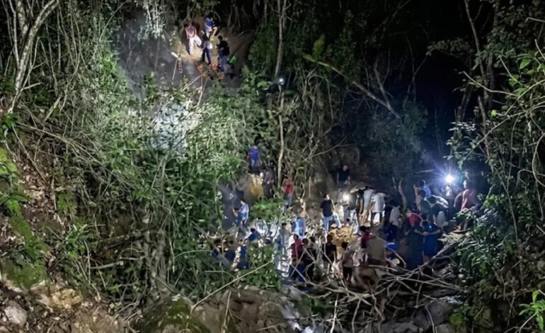 Camión Cayó en un Barranco en Tenango, Municipio de Tepehuacán de Guerrero, Hidalgo. Saldo 2 Muertos y 18 Heridos