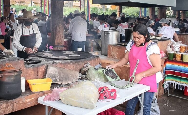 Hidalgo reunió a más de 12 mil asistentes en su encuentro artístico en Los Pinos