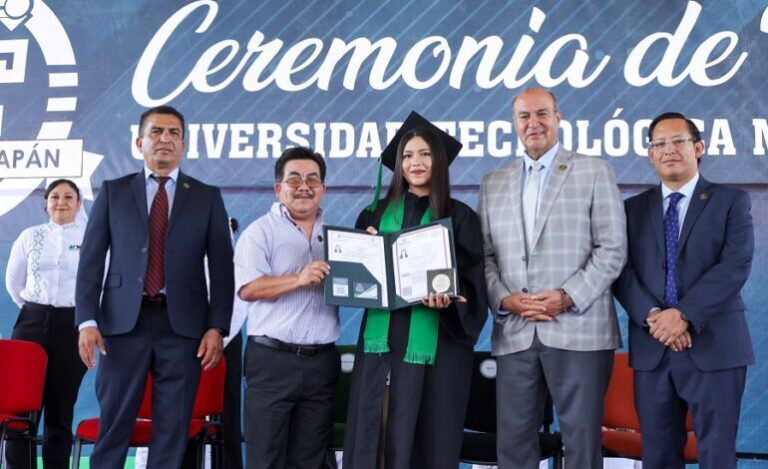 Natividad Castrejón encabeza entrega de 214 títulos profesionales en la UTMZ