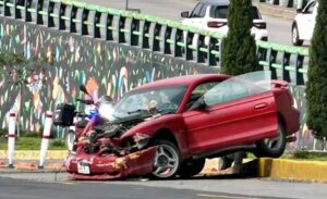 Accidente, Mustang Choco Contra la Infraestructura del Tuzobús