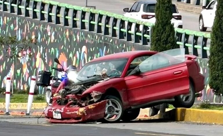 Accidente, Mustang Choco Contra la Infraestructura del Tuzobús