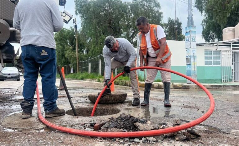 Caasim detecta daños en drenaje de la colonia Rojo Gómez y sustituye tubería afectada
