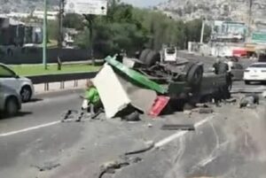 Chocó y Volcó Un Micrfobus del Serviicio Publico en la Autopista México-Pachuca, Deja 10 Heridos