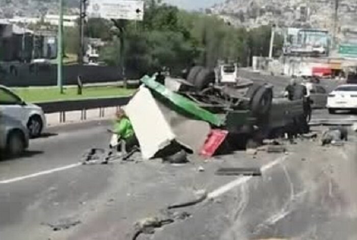 Chocó y Volcó Un Micrfobus del Serviicio Publico en la Autopista México-Pachuca, Deja 10 Heridos
