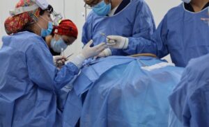 Devuelve IMSS Hidalgo salud auditiva a adulto mayor con malformación congénita