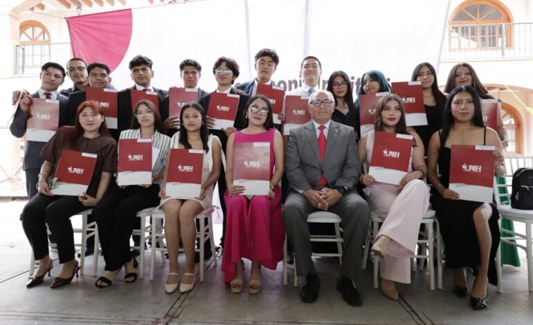 Entrega la ESTl 294 certificados de bachillerato y licenciatura a egresados Garza