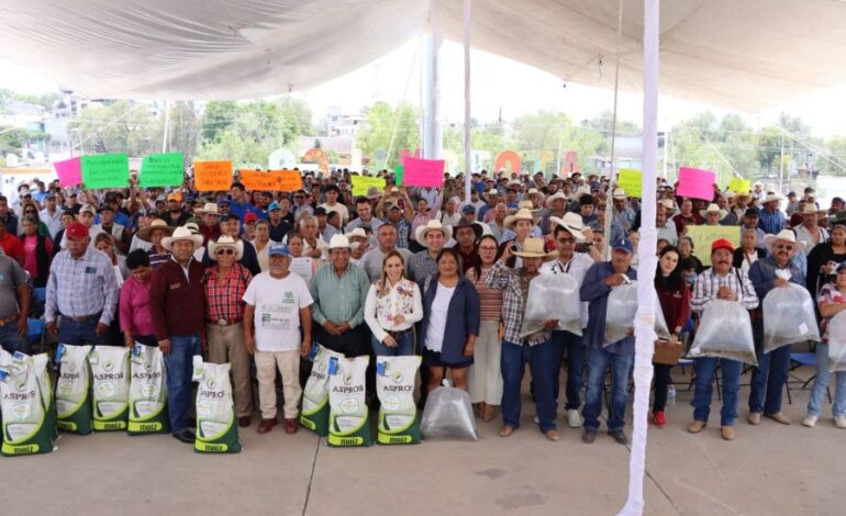 Saderh entrega apoyos a productoras y productores del municipio de Atotonilco de Tula
