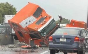 Tráiler choca Contra el Muro de Contención sobre la autopista México-Pachuca a la altura de Tizayuca, Saldo 2 Lesionados