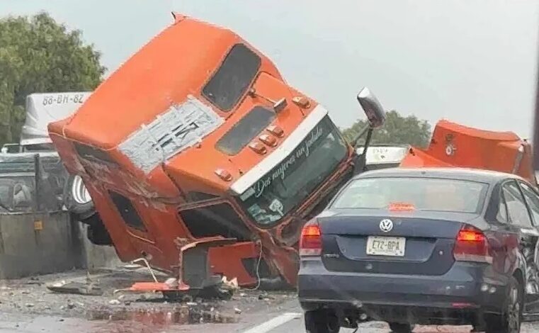 Tráiler choca Contra el Muro de Contención sobre la autopista México-Pachuca a la altura de Tizayuca, Saldo 2 Lesionados