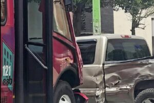 Choca Nueva Unidad de Tuzobus, Luego del Banderazo de Inicio, en La Plaza Juárez