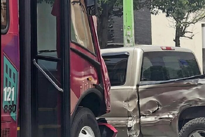 Choca Nueva Unidad de Tuzobus, Luego del Banderazo de Inicio, en La Plaza Juárez