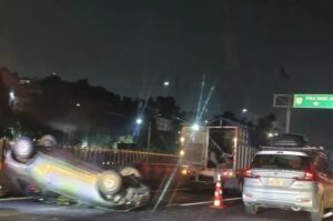 Volcó Auto en la México-Pachuca Hay Dos Lesionados