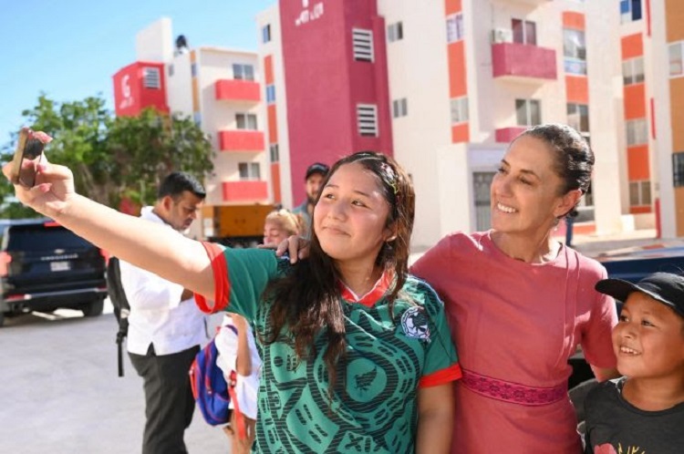 Los Gobiernos Deben Ser Facilitadores Para La Felicidad del Pueblo: Presidenta Claudia Sheinbaum Encabeza Entrega de Vivienda En Cancún, Quintana Roo