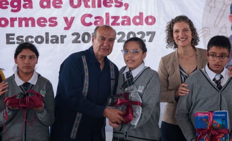 Entrega SEPH útiles, uniformes, calzado y libros a estudiantes de Tizayuca