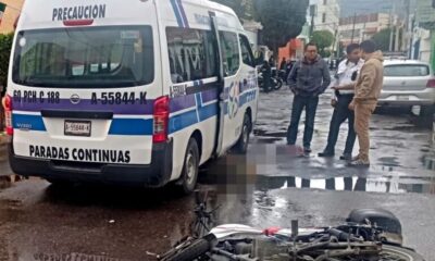 Muere un Hombre al Derrapar su Motocicleta   se Proyectó Contra una Combi Quedando debajo, Sobre La Calle Belisario Domínguez