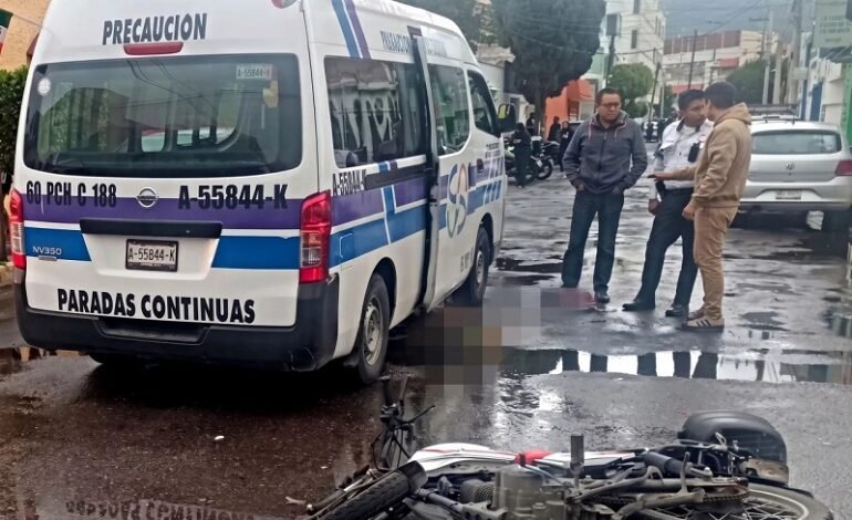 Muere un Hombre al Derrapar su Motocicleta   se Proyectó Contra una Combi Quedando debajo, Sobre La Calle Belisario Domínguez
