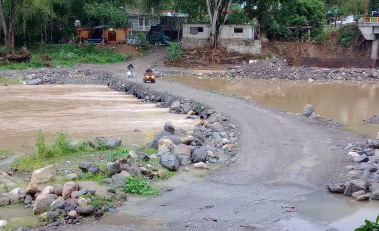 Se mantiene paso provisional sobre el río Claro en Tepehuacán de Guerrero