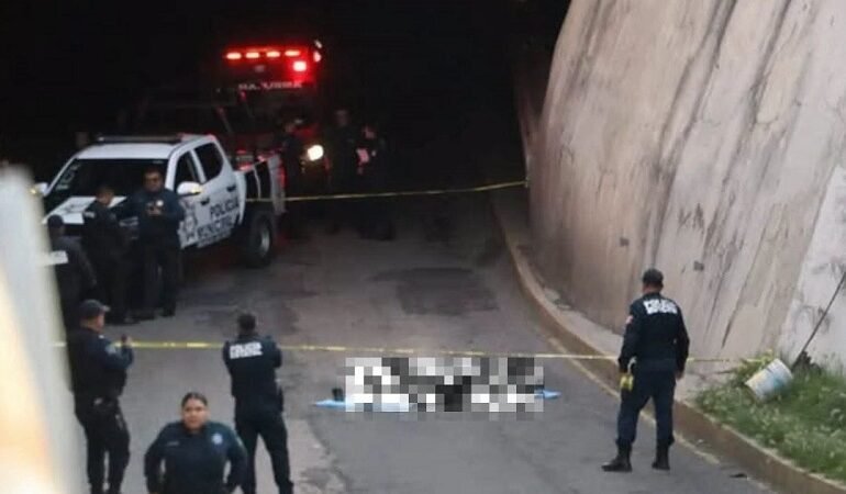 Auto Impacto a Un Hombre, Cayo al Desnivel de la Avenida Madero en Pachuca