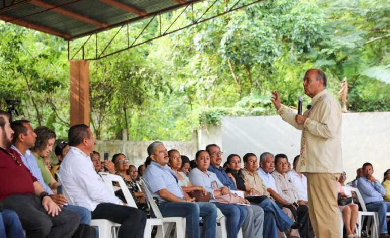 Entrega Natividad Castrejón equipamiento educativo por más de 2.4 mdp en Huejutla