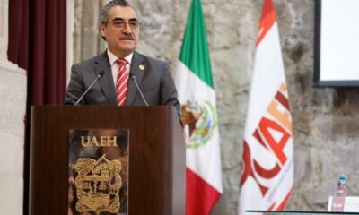 Honra la UAEH lealtad y trayectoria de 85 integrantes del personal administrativo