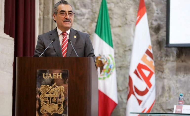 Honra la UAEH lealtad y trayectoria de 85 integrantes del personal administrativo