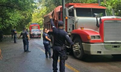 Tras deslaves, policía estatal libera carretera de Tlanchinol