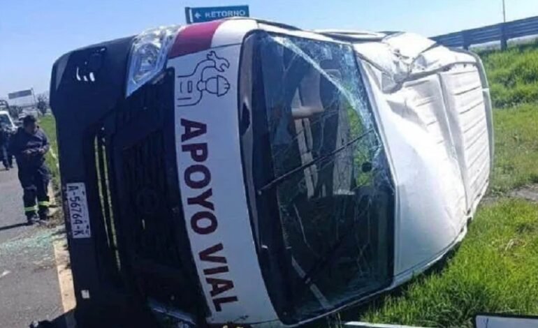 Volcó En La México-Pachuca Un Vehículo de Apoyo Mecánico del Sitmah
